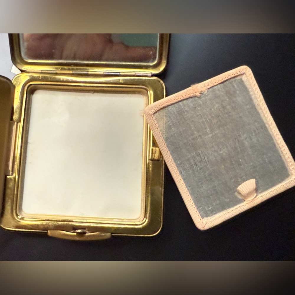 Vintage BOAC ( British Overseas Airways Corporation) powder compact.
